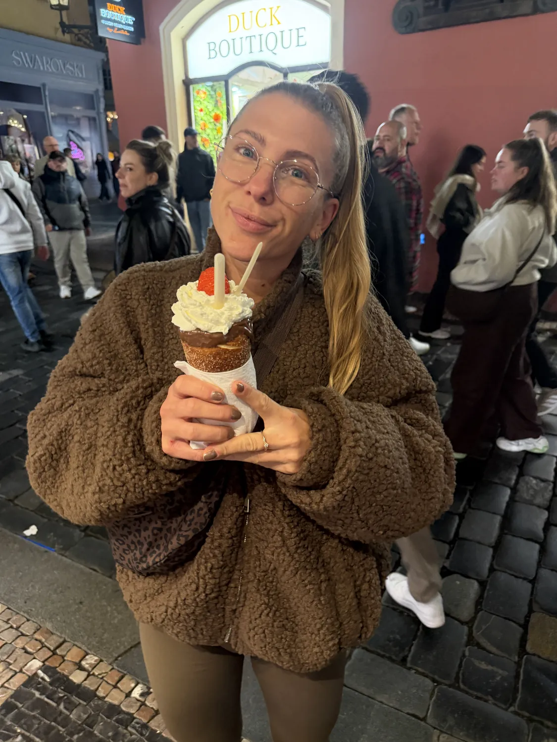Helen mit einem Baumstriezel in einer Gasse in Prag